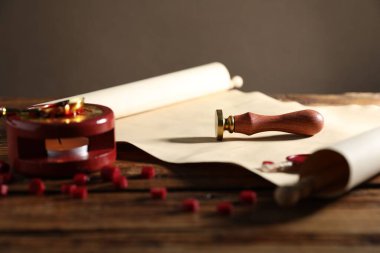 Eski kağıt parşömen, mühür ve balmumu parçaları ahşap masa, yakın plan