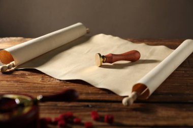 Eski kağıt parşömen, mühür ve balmumu parçaları ahşap masa, yakın plan