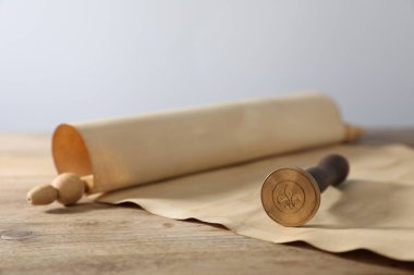 Tahta masaya eski kağıt parşömen ve balmumu damgası, yakın plan.