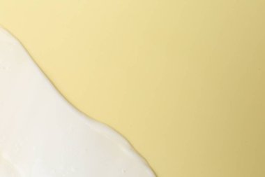 Bej arka planda kozmetik ürünü örneği, üst görünüm. Metin için boşluk