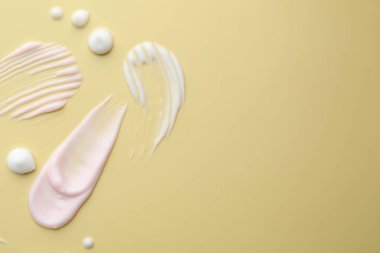 Bej arka planda kozmetik ürünleri var. Metin için boşluk