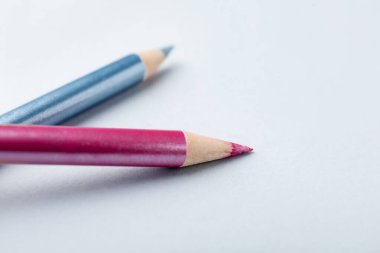 Arka planda iki göz kalemi, yakın plan. Metin için boşluk