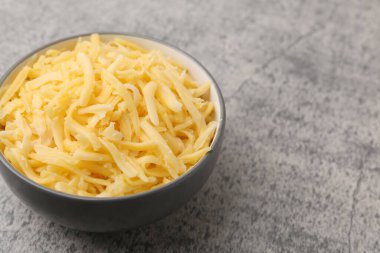 Gri masada rendelenmiş peynir, yakın plan. Metin için boşluk