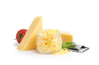 Öğütücü, domates, rendelenmiş ve beyaza izole edilmiş peynir parçaları.