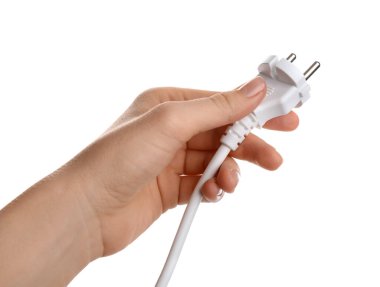 Beyaz arka planda fişi olan bir kadın, yakın plan.