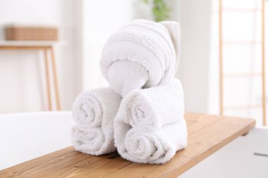 Banyo havlusuyla yapılmış şirin bir ayı.