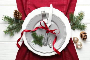 Beyaz ahşap arka planda Noel dekoru olan şölen masası, düz yatış.