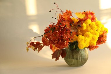 Sonbahar atmosferi. Güzel çiçekli vazo ve bej arka planda böğürtlen, metin için boşluk