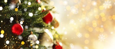 Parlak topları olan bir Noel ağacı, uçan kar taneleri ve kutlama kartında sahte ışıklar. Pankart tasarımı