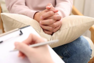 Hasta ile çalışan profesyonel psikolog ve ofiste panoya yazı yazmak, yakın plan.