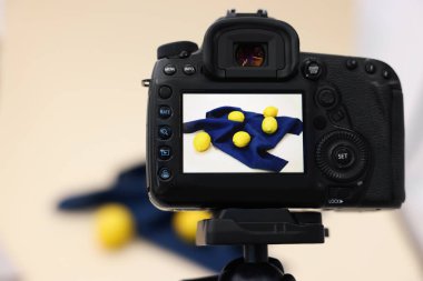 Stüdyoda kamerayla taze limon çekmek, seçici odaklanma. Profesyonel yemek fotoğrafçılığı.