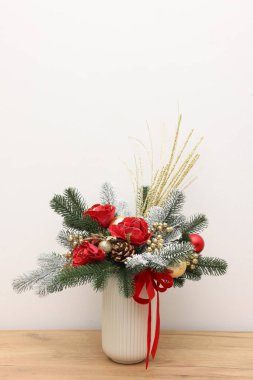 İçerideki beyaz duvarın yanındaki ahşap masada, vazoda köknar ağacı dalları olan güzel bir kompozisyon, yazı için yer. Kış Dekorasyonu