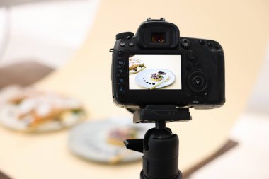 Stüdyoda kamera ile lezzetli hamur işleri çekmek, seçici odaklanma. Profesyonel yemek fotoğrafçılığı.