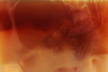 Arka plan olarak buzlu ve sütlü lezzetli kahve, yakın plan.