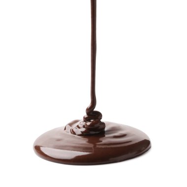 Beyaz arka planda erimiş çikolata dökülüyor.