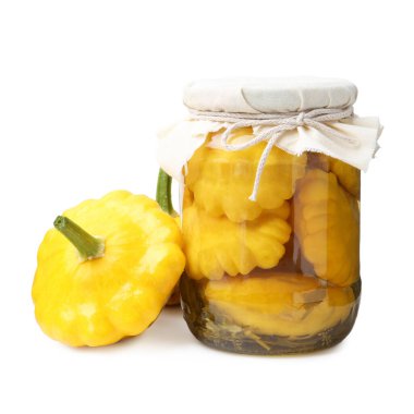 Cam kavanozda turşu kabağı turşusu ve beyaz üzerine izole edilmiş taze sebze.