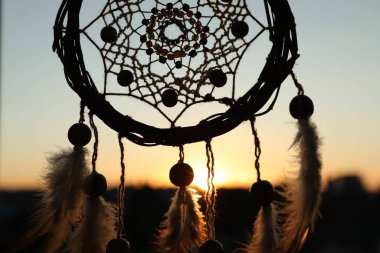 Şamanizm. Güzel düş kapanı dışarıda takılıyor, yakın plan.