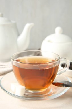 Beyaz masada servis edilen lezzetli çay, yakından.