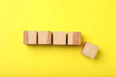 Sarı arka planda ahşap küpler, üst manzara