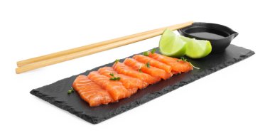 Mikroyeşillikli taze somon balığı, limon, çubuk ve soya sosu beyaz üzerine izole edilmiş.