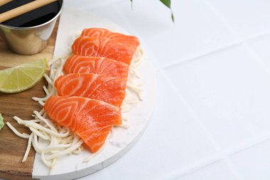 Dilimlenmiş turp, kireç ve soya soslu taze somon balığı, yakın plan. Metin için boşluk