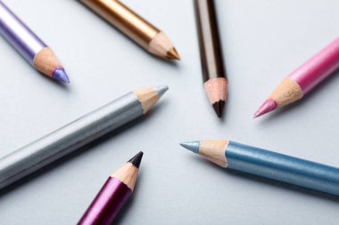 Işık arkaplanda farklı göz kalemleri, yakın plan