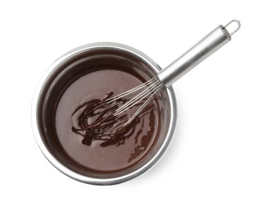 Erimiş çikolata ve çırpılmış kase beyaz, üst görünümde izole