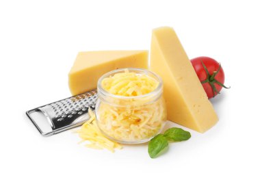 Öğütücü, domates, rendelenmiş ve beyaza izole edilmiş peynir parçaları.