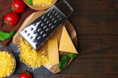 Rendelenmiş peynir, rende, domates ve fesleğen, ahşap masa, düz yatak. Metin için boşluk