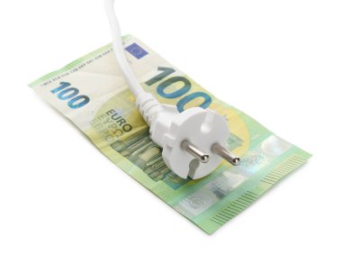 Fişi ve avro banknotlu elektrik kablosu beyaza izole edildi