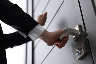 Apartman kapısını çalan kadın, alçak açı.