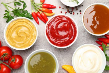 Farklı soslar, baharatlar ve bitkiler açık masa, düz yatak