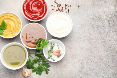 Farklı soslar, baharatlar ve bitkiler açık masa, düz yatak. Metin için boşluk