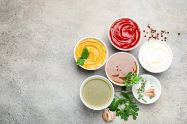 Farklı soslar, baharatlar ve bitkiler açık masa, düz yatak. Metin için boşluk