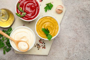 Farklı soslar, baharatlar ve bitkiler açık masa, düz yatak