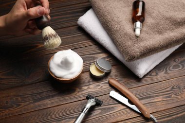 Ahşap masada aletleri olan berber, yakın plan.