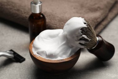 Gri arka planda farklı berber araçları, yakın plan