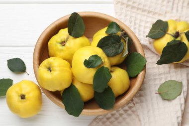 Taze olgun ayva yaprakları beyaz ahşap masa üzerinde, düz yatıyordu.