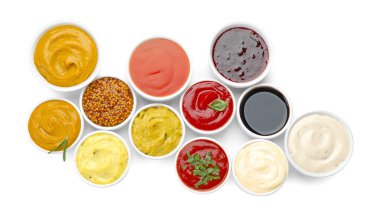 Farklı soslar ve otlar beyaz, üst görünümde izole edilmiş.