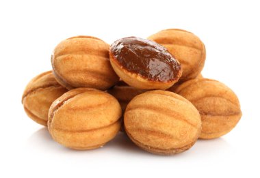 Lezzetli fındık şekilli kurabiyeler haşlanmış konsantre süt beyaz üzerinde izole edilmiş.