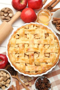 Lezzetli ev yapımı turta, beyaz ahşap masada taze elma ve baharatlar, düz uzanma