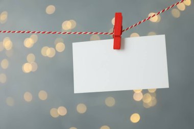 Gri arka planda asılı boş kart, bokeh etkisi. Tasarım için model