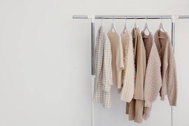 Farklı giysiler arka planda askıda asılı. Metin için boşluk