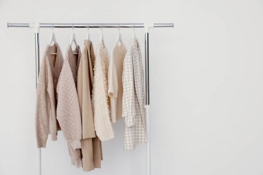 Farklı giysiler arka planda askıda asılı. Metin için boşluk