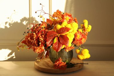 Sonbahar atmosferi. Çok güzel çiçekleri ve böğürtlenleri olan bir vazo.