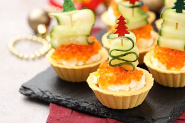 Gri desenli masada lezzetli tartlar, yakın plan. Noel mezesi.