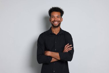 Beyaz arka planda yakışıklı bir adamın portresi.