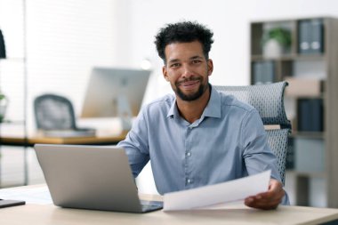 Ofiste çalışan belgesi olan bir adam.