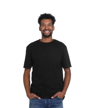 Beyaz arka planda siyah tişört giyen adam. Tasarım için model