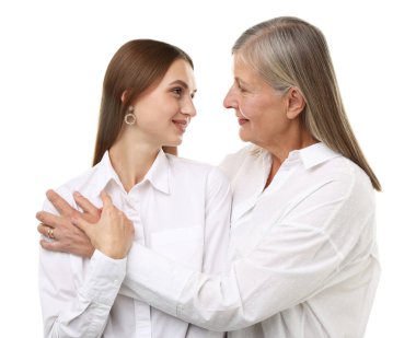 Anne beyaz arka planda kızına sarılıyor.